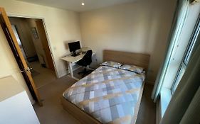 2 Bedroom Flat Next To Train Station & Gated Parking